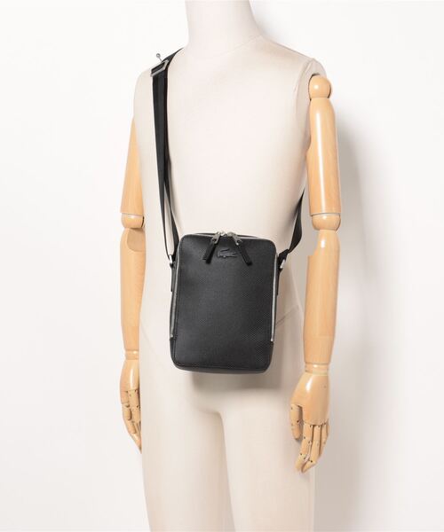 LACOSTE(ラコステ)の「《LACOSTE》CHANTACO VERTICAL CAMERA BAG(ショルダーバッグ・メンズ・ブラック・フリー)」の2枚目の写真