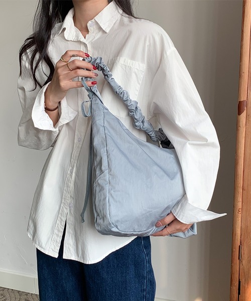 HALEY PESCA(ヘーリーペスカ)の「HALEY PESCA/【大容量】シャーリングリボンショルダーバッグ(ショルダーバッグ・レディース・オフホワイト/ブルー/ブラック/グリーン・FREE)」の4枚目の写真