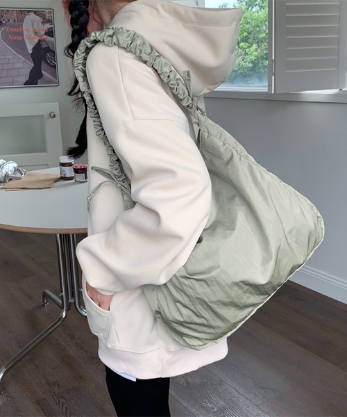 HALEY PESCA(ヘーリーペスカ)の「HALEY PESCA/【大容量】シャーリングリボンショルダーバッグ(ショルダーバッグ・レディース・オフホワイト/ブルー/ブラック/グリーン・FREE)」の3枚目の写真