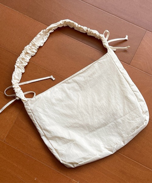 HALEY PESCA(ヘーリーペスカ)の「HALEY PESCA/【大容量】シャーリングリボンショルダーバッグ(ショルダーバッグ・レディース・オフホワイト/ブルー/ブラック/グリーン・FREE)」の10枚目の写真