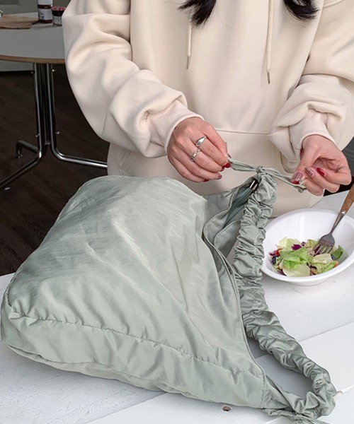 HALEY PESCA(ヘーリーペスカ)の「HALEY PESCA/【大容量】シャーリングリボンショルダーバッグ(ショルダーバッグ・レディース・オフホワイト/ブルー/ブラック/グリーン・FREE)」の14枚目の写真