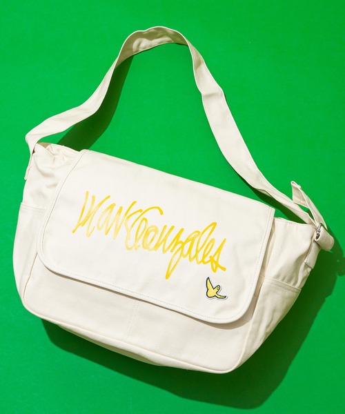 (What it isNt)ART BY MARKGONZALES(ワットイットイズント)の「【(What it isNt) ART BY MARK GONZALES/(ワットイットイズント) アートバイ マークゴンザレス】ニュースペーパーバッグ(メッセンジャーバッグ・メンズ・アイボリー/ブラック・FREE)」の1枚目の写真