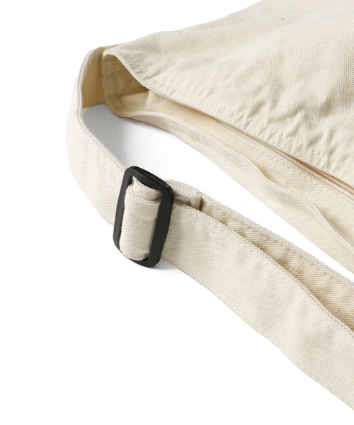 ベージュ キャンバス メッセンジャーバッグ meltum（メルタム）の「CANVAS MESSENGER BAG / キャンバス