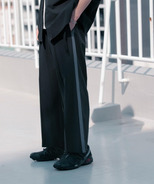 Uiscel(ユイセル)の「Uiscel 4wayストレッチサイドラインパンツ(その他パンツ・メンズ・ブラック/ブルー・MEDIUM/LARGE)」の2枚目の写真