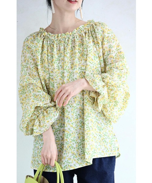 オフショルダーにも。ふんわりタック袖の花柄ブラウストップス