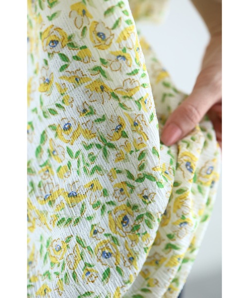 cawaii(カワイイ)の「オフショルダーにも。ふんわりタック袖の花柄ブラウストップス(シャツ/ブラウス・レディース・イエロー・FREE)」の2枚目の写真