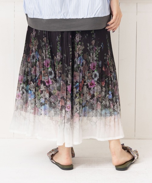 iS ScoLar（イズスカラー）の「542206：花蝶柄シフォン 楊柳プリーツ