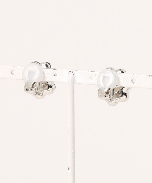 LOWRYS FARM（ローリーズファーム）の「カラフルフラワーイヤリング　 123584（イヤリング・レディース・ブルー/ブラック/オレンジ・FREE）」の4枚目の写真