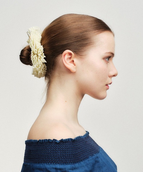 GOOD SQUISH（グッドスクイッシュ）の「【GOOD SQUISH】COWBOY プリーツフリルトーンシュシュ ギフト プレゼント（シュシュ・レディース・オフホワイト/ブラック/レッド・FREE）」の4枚目の写真