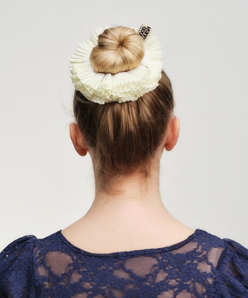 GOOD SQUISH（グッドスクイッシュ）の「【GOOD SQUISH】COWBOY プリーツフリルトーンシュシュ ギフト プレゼント（シュシュ・レディース・オフホワイト/ブラック/レッド・FREE）」の6枚目の写真