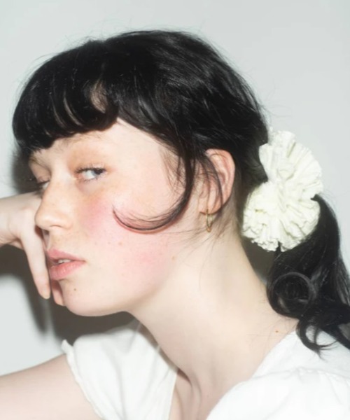 GOOD SQUISH（グッドスクイッシュ）の「【GOOD SQUISH】COWBOY プリーツフリルトーンシュシュ ギフト プレゼント（シュシュ・レディース・オフホワイト/ブラック/レッド・FREE）」の9枚目の写真