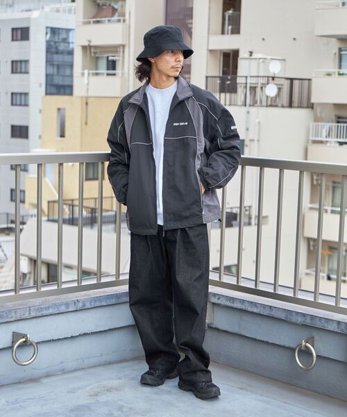 BEN DAVIS(ベンデイビス)の「【BEN DAVIS(ベンデイビス)】PIPING NYLON JACKET / ドローコード パイピング 刺繍 オーバーサイズ ナイロン(その他アウター・メンズ・ブラック/アイボリー/ブルーグレー・MEDIUM/LARGE/X-LARGE)」の4枚目の写真