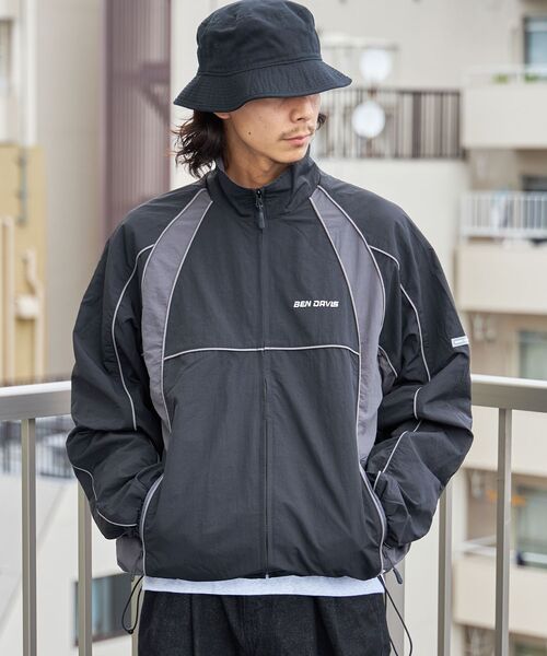 BEN DAVIS(ベンデイビス)の「【BEN DAVIS(ベンデイビス)】PIPING NYLON JACKET / ドローコード パイピング 刺繍 オーバーサイズ ナイロン(その他アウター・メンズ・ブラック/アイボリー/ブルーグレー・MEDIUM/LARGE/X-LARGE)」の7枚目の写真