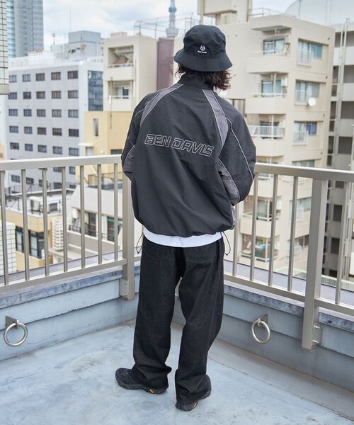 BEN DAVIS(ベンデイビス)の「【BEN DAVIS(ベンデイビス)】PIPING NYLON JACKET / ドローコード パイピング 刺繍 オーバーサイズ ナイロン(その他アウター・メンズ・ブラック/アイボリー/ブルーグレー・MEDIUM/LARGE/X-LARGE)」の10枚目の写真