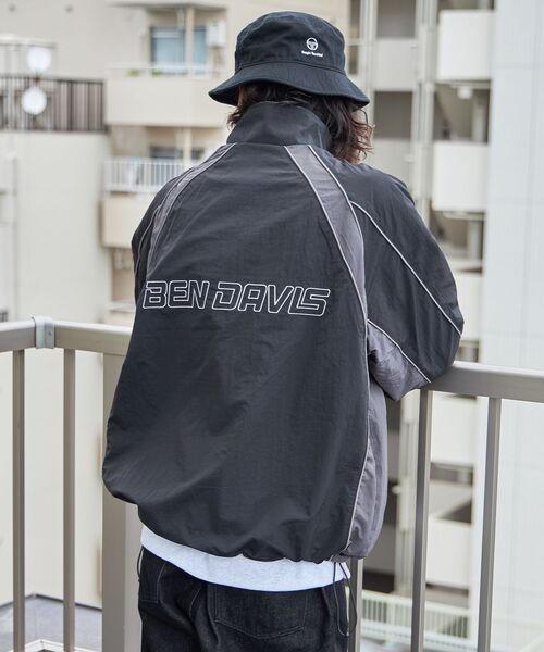 BEN DAVIS(ベンデイビス)の「【BEN DAVIS(ベンデイビス)】PIPING NYLON JACKET / ドローコード パイピング 刺繍 オーバーサイズ ナイロン(その他アウター・メンズ・ブラック/アイボリー/ブルーグレー・MEDIUM/LARGE/X-LARGE)」の11枚目の写真