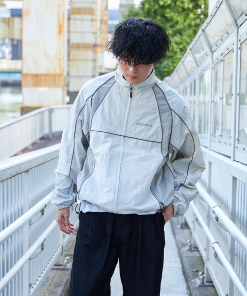 BEN DAVIS(ベンデイビス)の「【BEN DAVIS(ベンデイビス)】PIPING NYLON JACKET / ドローコード パイピング 刺繍 オーバーサイズ ナイロン(その他アウター・メンズ・ブラック/アイボリー/ブルーグレー・MEDIUM/LARGE/X-LARGE)」の13枚目の写真