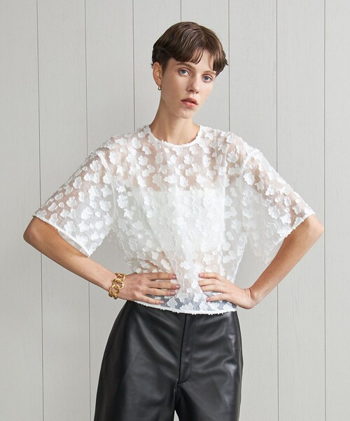 H　BEAUTY&YOUTH UNITED ARROWS（エイチビューティーアンドユースユナイテッドアローズ）の「＜H＞カットジャカード Tブラウス（シャツ/ブラウス・レディース・ホワイト/ブラック・FREE）」の2枚目の写真