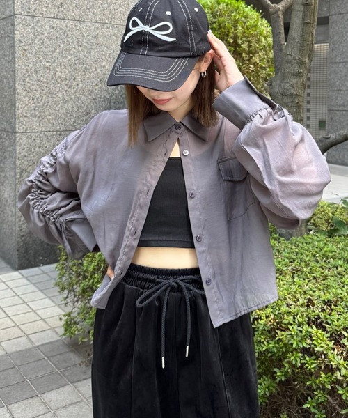 clear（クリア）の「≪再入荷≫袖シャーリングショートシャツ[オフィスカジュアル 着回し抜群 大人]（シャツ/ブラウス・レディース・アイボリー/グレー/チャコールグレー・F）」の2枚目の写真