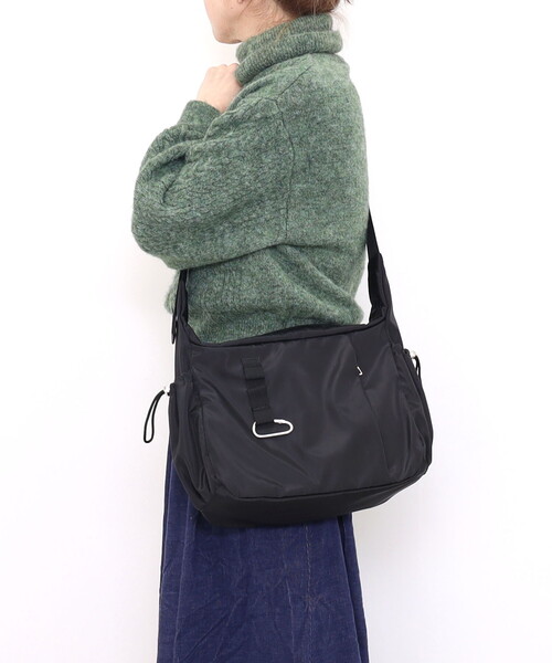 Nananoel(ナナノエル)の「claire カラビナ付ショルダーバッグ/A4対応(ショルダーバッグ・レディース・オリーブ/ベージュ/ブラック・FREE)」の7枚目の写真