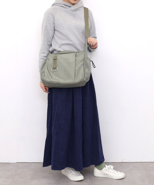 Nananoel(ナナノエル)の「claire カラビナ付ショルダーバッグ/A4対応(ショルダーバッグ・レディース・オリーブ/ベージュ/ブラック・FREE)」の11枚目の写真