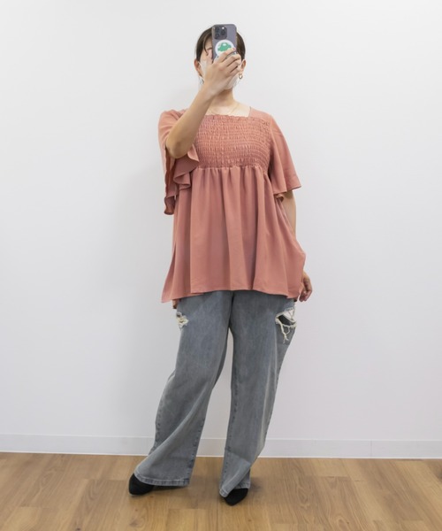 CLETTE(クレット)の「フレア袖シャーリングブラウス(シャツ/ブラウス・レディース・ブラック/オフホワイト/ピンク・LL/3L/4L)」の4枚目の写真