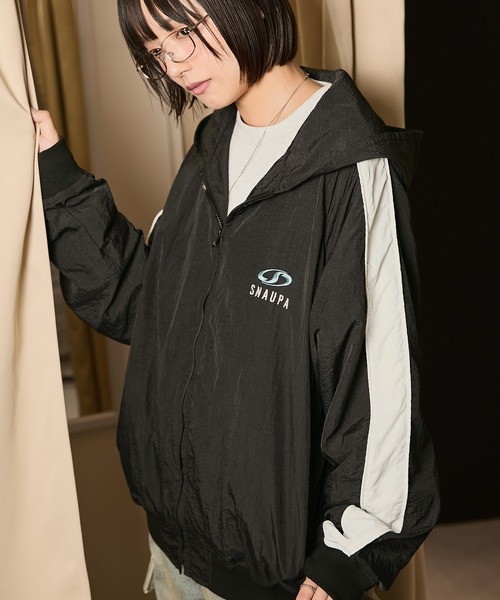 Snap club（スナップクラブ）の「【Snap club】ロゴ刺繍サイドラインナイロンフードトラックブルゾン（ブルゾン・レディース・ネイビー/ブラック/アイボリー/グレー・M/L）」の17枚目の写真