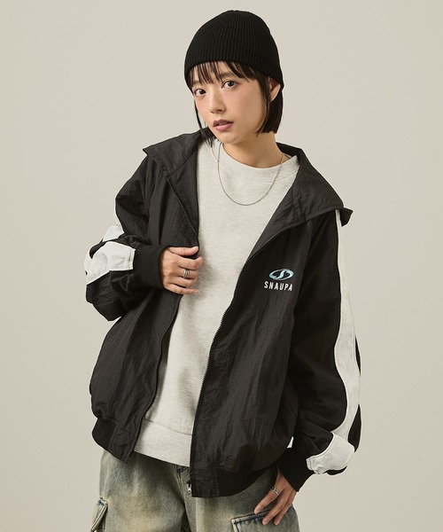 Snap club（スナップクラブ）の「【Snap club】ロゴ刺繍サイドラインナイロンフードトラックブルゾン（ブルゾン・レディース・ネイビー/ブラック/アイボリー/グレー・M/L）」の19枚目の写真