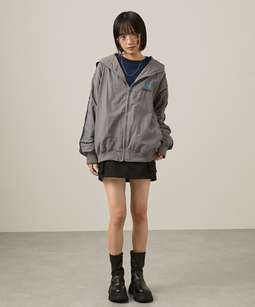 Snap club（スナップクラブ）の「【Snap club】ロゴ刺繍サイドラインナイロンフードトラックブルゾン（ブルゾン・レディース・ネイビー/ブラック/アイボリー/グレー・M/L）」の5枚目の写真