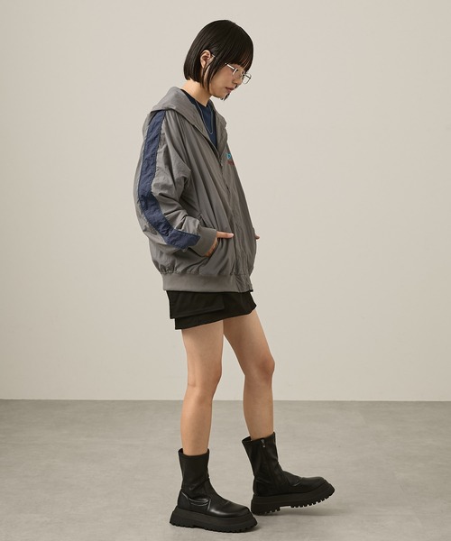 Snap club（スナップクラブ）の「【Snap club】ロゴ刺繍サイドラインナイロンフードトラックブルゾン（ブルゾン・レディース・ネイビー/ブラック/アイボリー/グレー・M/L）」の9枚目の写真