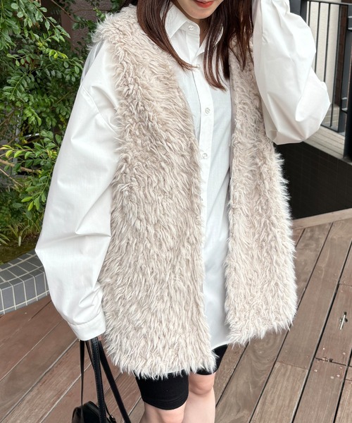ISOOK(アイスー)の「【ISOOK / アイスー】ボアベスト / ジレ ジャケット ファー 白 ホワイト グレージュ ZOZOTOWN限定(ベスト・レディース・アイボリー/グレイッシュベージュ・FREE)」の2枚目の写真