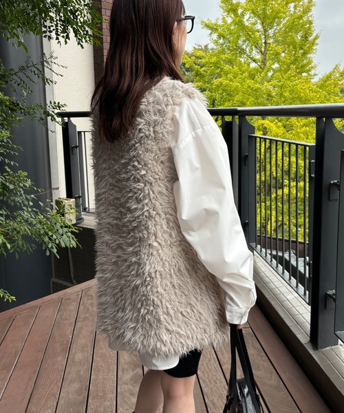 ISOOK(アイスー)の「【ISOOK / アイスー】ボアベスト / ジレ ジャケット ファー 白 ホワイト グレージュ ZOZOTOWN限定(ベスト・レディース・アイボリー/グレイッシュベージュ・FREE)」の10枚目の写真