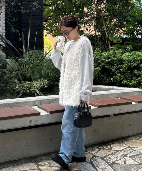 ISOOK(アイスー)の「【ISOOK / アイスー】ボアベスト / ジレ ジャケット ファー 白 ホワイト グレージュ ZOZOTOWN限定(ベスト・レディース・アイボリー/グレイッシュベージュ・FREE)」の3枚目の写真