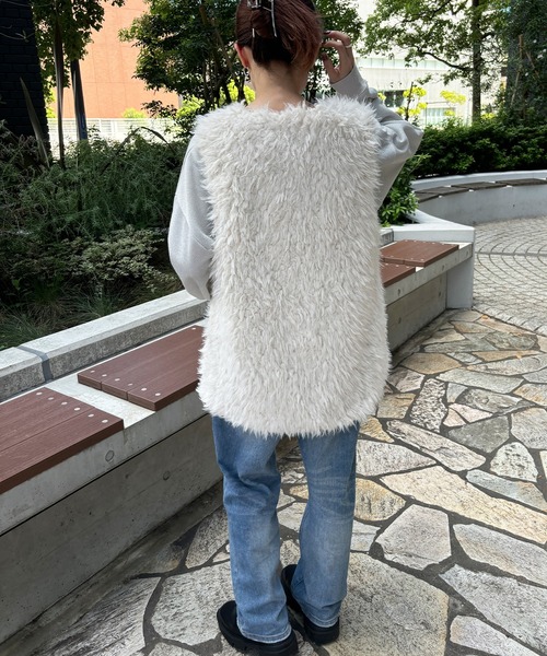 ISOOK(アイスー)の「【ISOOK / アイスー】ボアベスト / ジレ ジャケット ファー 白 ホワイト グレージュ ZOZOTOWN限定(ベスト・レディース・アイボリー/グレイッシュベージュ・FREE)」の6枚目の写真
