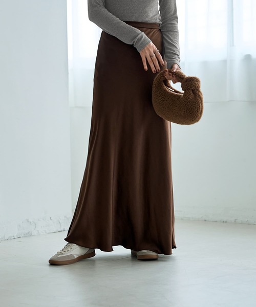 STYLE DELI（スタイルデリ）の「バイヤスサテンマーメイドスカート（スカート・レディース・イエローゴールド/ブラウン/ライトブルー/ブラック・MEDIUM/SMALL）」の3枚目の写真