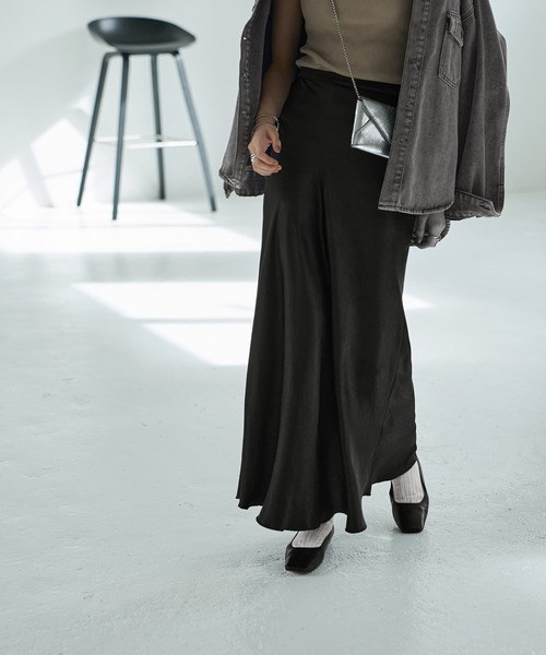 STYLE DELI（スタイルデリ）の「バイヤスサテンマーメイドスカート（スカート・レディース・イエローゴールド/ブラウン/ライトブルー/ブラック・MEDIUM/SMALL）」の2枚目の写真