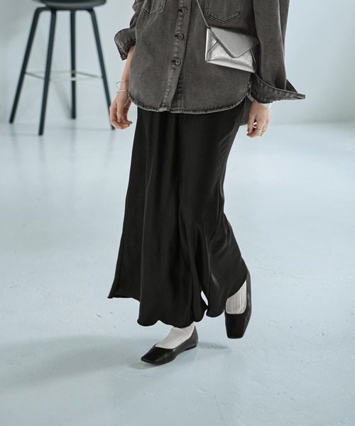 STYLE DELI（スタイルデリ）の「バイヤスサテンマーメイドスカート（スカート・レディース・イエローゴールド/ブラウン/ライトブルー/ブラック・MEDIUM/SMALL）」の8枚目の写真