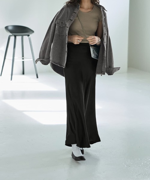 STYLE DELI（スタイルデリ）の「バイヤスサテンマーメイドスカート（スカート・レディース・イエローゴールド/ブラウン/ライトブルー/ブラック・MEDIUM/SMALL）」の9枚目の写真