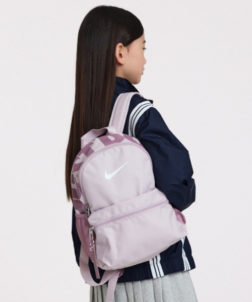 NIKE(ナイキ)の「ナイキ ブラジリア JDI キッズ ミニ バックパック (11L) / Nike Brasilia JDI Kids' Mini Backpack (11L) DR6091-019 Platinum Violet(バックパック/リュック・キッズ・パープル系その他・ONE SIZE)」の2枚目の写真
