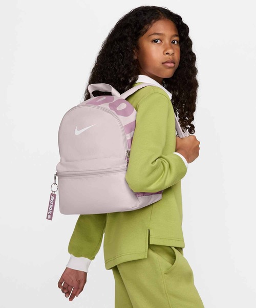 NIKE(ナイキ)の「ナイキ ブラジリア JDI キッズ ミニ バックパック (11L) / Nike Brasilia JDI Kids' Mini Backpack (11L) DR6091-019 Platinum Violet(バックパック/リュック・キッズ・パープル系その他・ONE SIZE)」の4枚目の写真