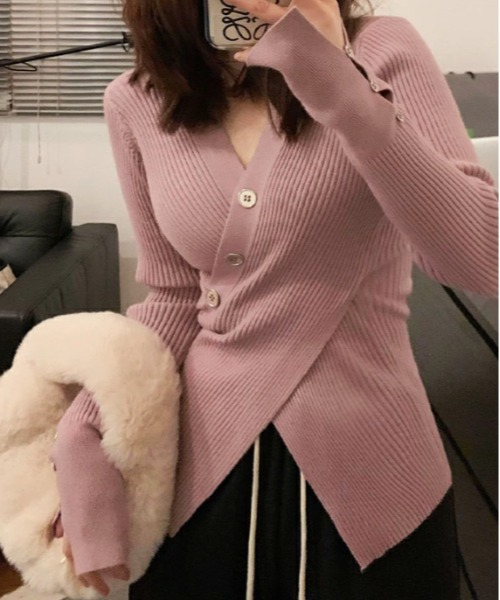 by LEGNA(バイレグナ)の「フロントボタンと袖のボタンが目を引く高いデザイン性。カシュクールリブニット(ニット/セーター・レディース・パープル/ブラック/アイボリー/オリーブ・FREE)」の4枚目の写真