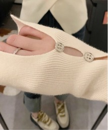 フロントボタンと袖のボタンが目を引く高いデザイン性。カシュクールリブニット