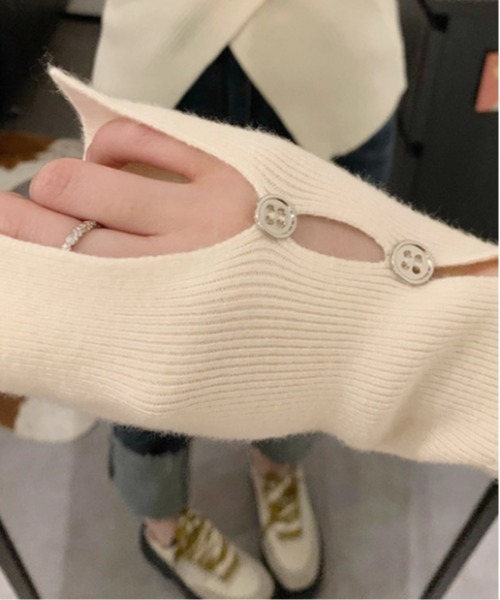 by LEGNA(バイレグナ)の「フロントボタンと袖のボタンが目を引く高いデザイン性。カシュクールリブニット(ニット/セーター・レディース・パープル/ブラック/アイボリー/オリーブ・FREE)」の1枚目の写真