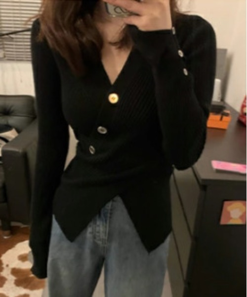 by LEGNA(バイレグナ)の「フロントボタンと袖のボタンが目を引く高いデザイン性。カシュクールリブニット(ニット/セーター・レディース・パープル/ブラック/アイボリー/オリーブ・FREE)」の2枚目の写真