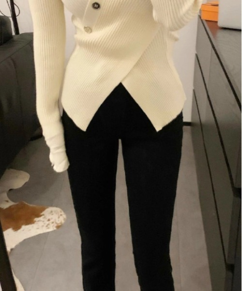 by LEGNA(バイレグナ)の「フロントボタンと袖のボタンが目を引く高いデザイン性。カシュクールリブニット(ニット/セーター・レディース・パープル/ブラック/アイボリー/オリーブ・FREE)」の5枚目の写真