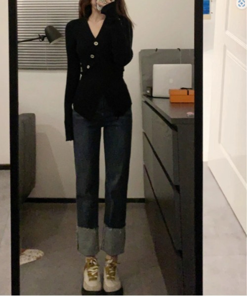 by LEGNA(バイレグナ)の「フロントボタンと袖のボタンが目を引く高いデザイン性。カシュクールリブニット(ニット/セーター・レディース・パープル/ブラック/アイボリー/オリーブ・FREE)」の8枚目の写真