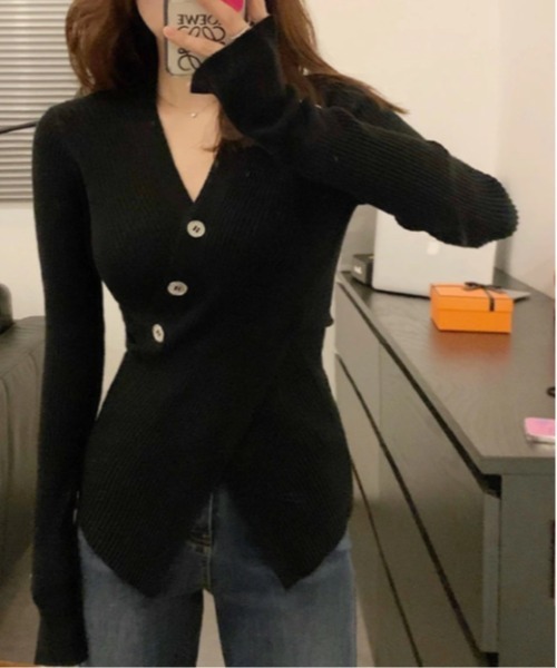 by LEGNA(バイレグナ)の「フロントボタンと袖のボタンが目を引く高いデザイン性。カシュクールリブニット(ニット/セーター・レディース・パープル/ブラック/アイボリー/オリーブ・FREE)」の9枚目の写真