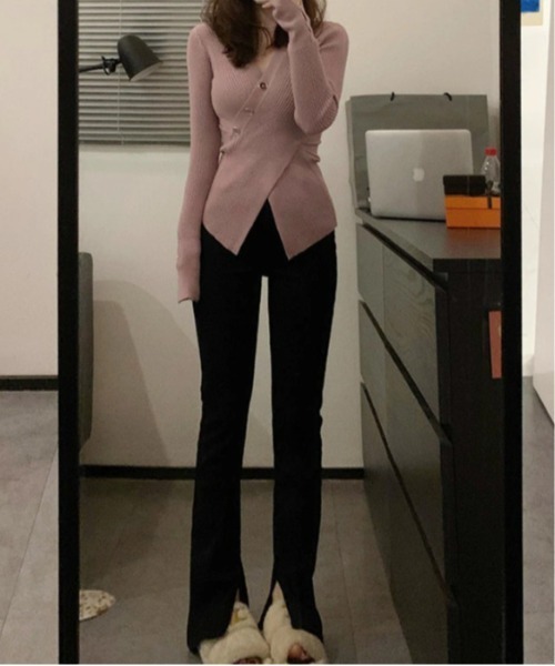 by LEGNA(バイレグナ)の「フロントボタンと袖のボタンが目を引く高いデザイン性。カシュクールリブニット(ニット/セーター・レディース・パープル/ブラック/アイボリー/オリーブ・FREE)」の12枚目の写真