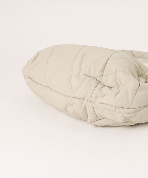 an meets zakka(アンミツザッカ)の「an meets zakka ダイヤキルティングパディングナイロンショルダーバッグ / 肩掛け バナナ バック カバン 鞄 レディース メンズ ユニセックス(ショルダーバッグ・レディース・ベージュ/アイボリー/ブラック・ONESIZE)」の5枚目の写真