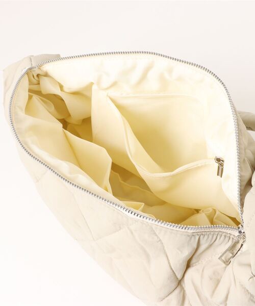 an meets zakka(アンミツザッカ)の「an meets zakka ダイヤキルティングパディングナイロンショルダーバッグ / 肩掛け バナナ バック カバン 鞄 レディース メンズ ユニセックス(ショルダーバッグ・レディース・ベージュ/アイボリー/ブラック・ONESIZE)」の6枚目の写真