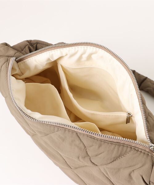 an meets zakka(アンミツザッカ)の「an meets zakka ダイヤキルティングパディングナイロンショルダーバッグ / 肩掛け バナナ バック カバン 鞄 レディース メンズ ユニセックス(ショルダーバッグ・レディース・ベージュ/アイボリー/ブラック・ONESIZE)」の7枚目の写真